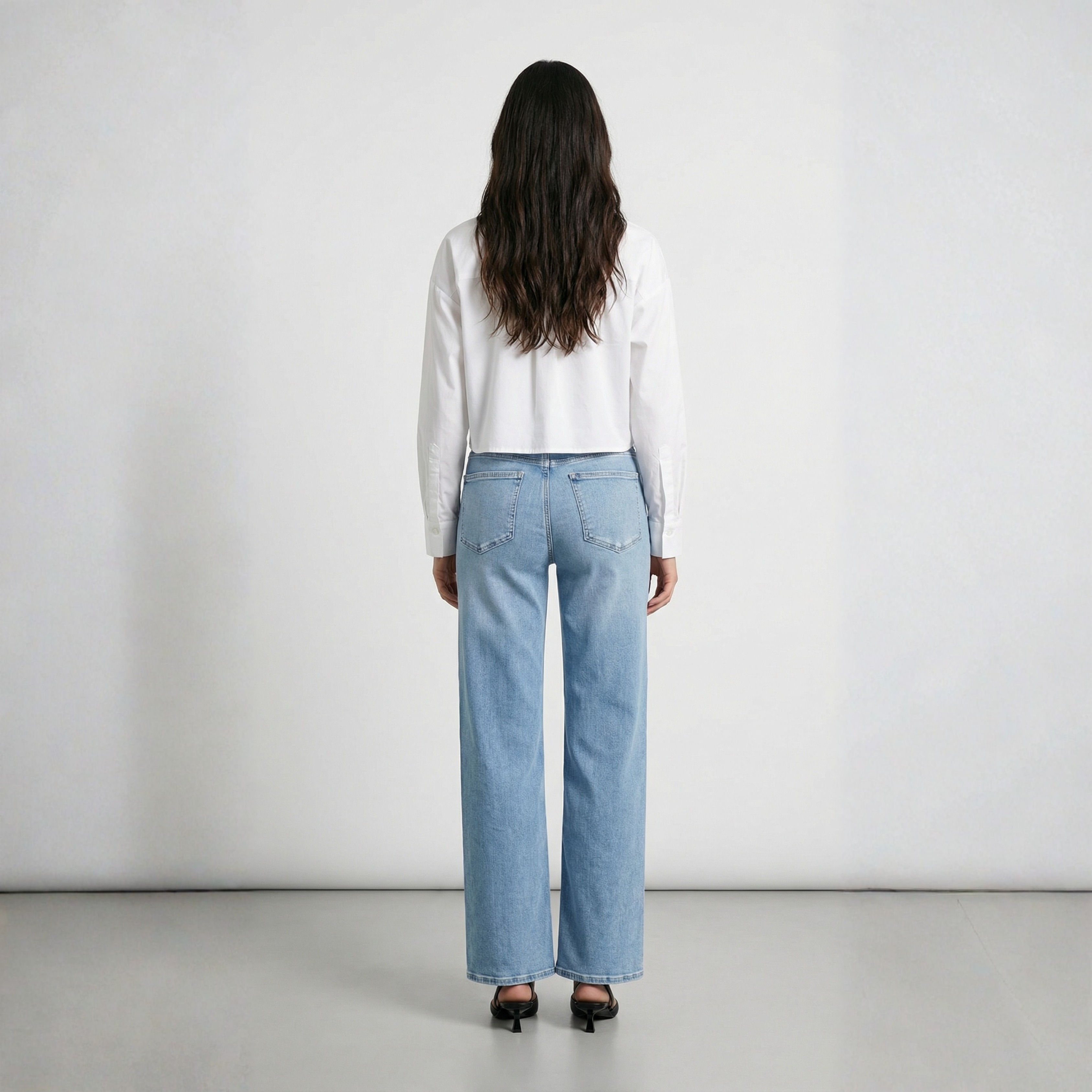 CAMICIA CROPPED CON PERLE A FIORI ONLY