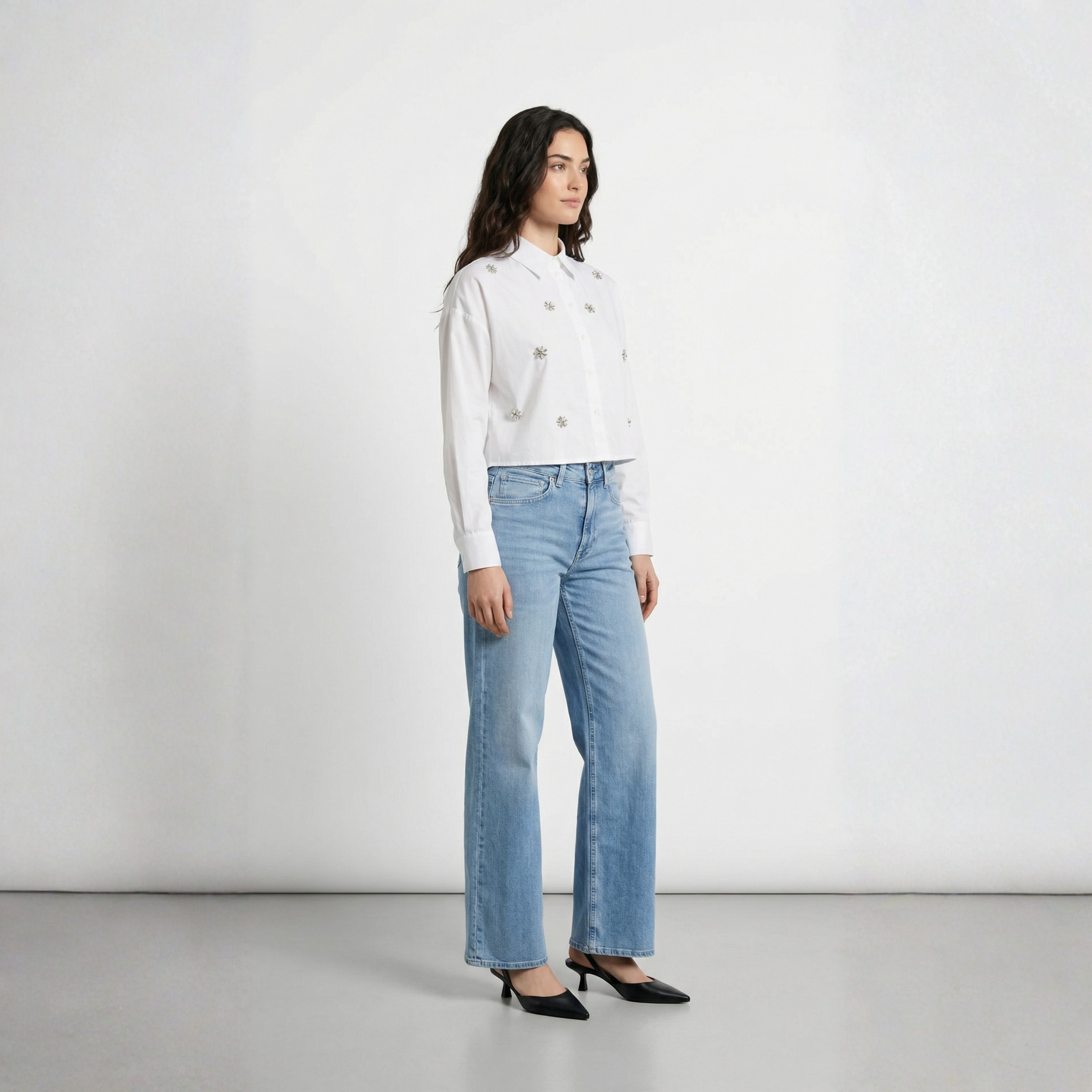 CAMICIA CROPPED CON PERLE A FIORI ONLY