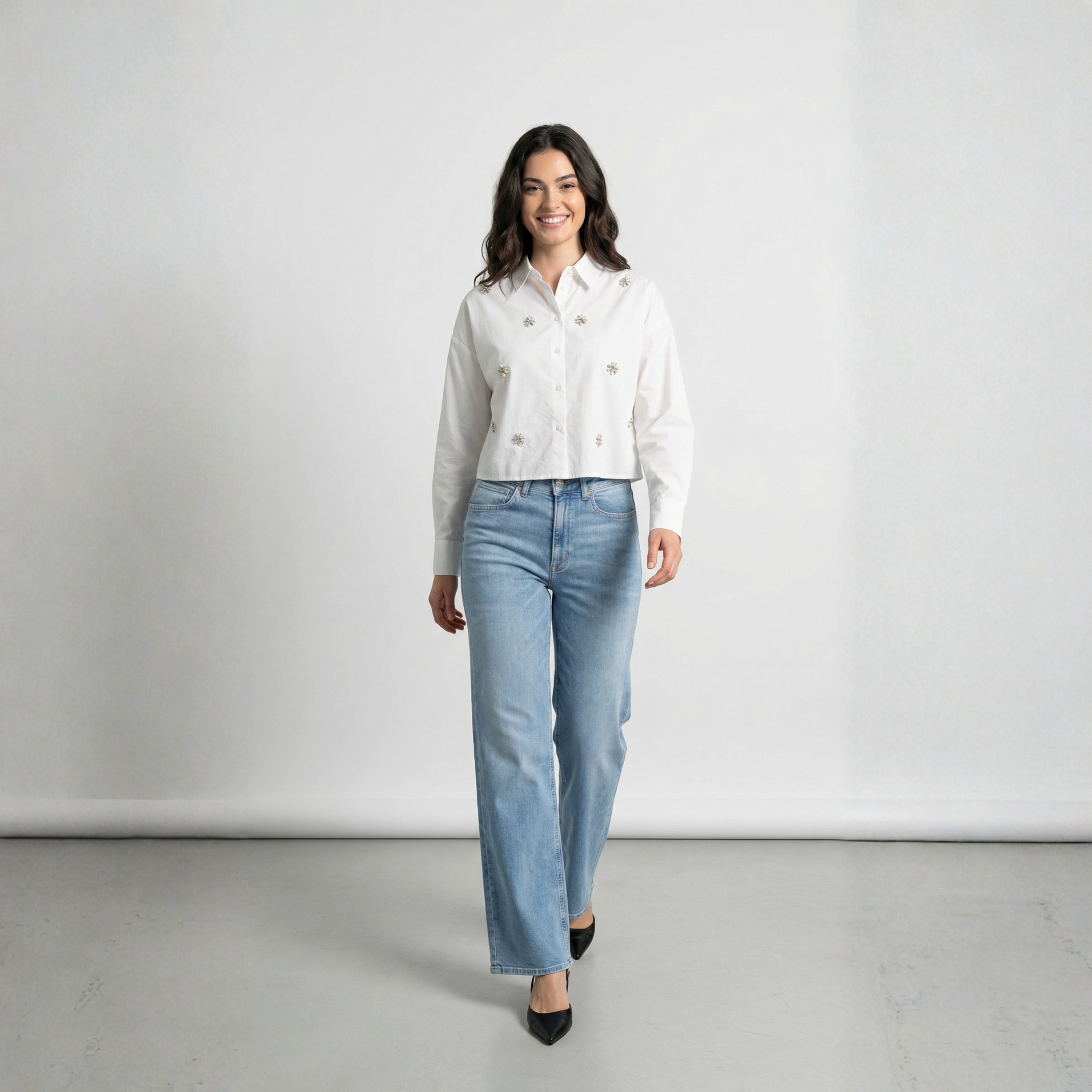 CAMICIA CROPPED CON PERLE A FIORI ONLY
