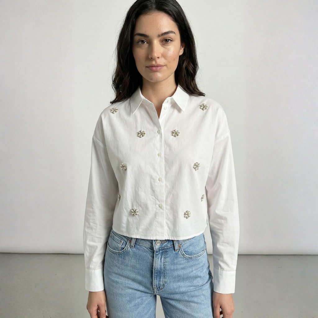 CAMICIA CROPPED CON PERLE A FIORI ONLY