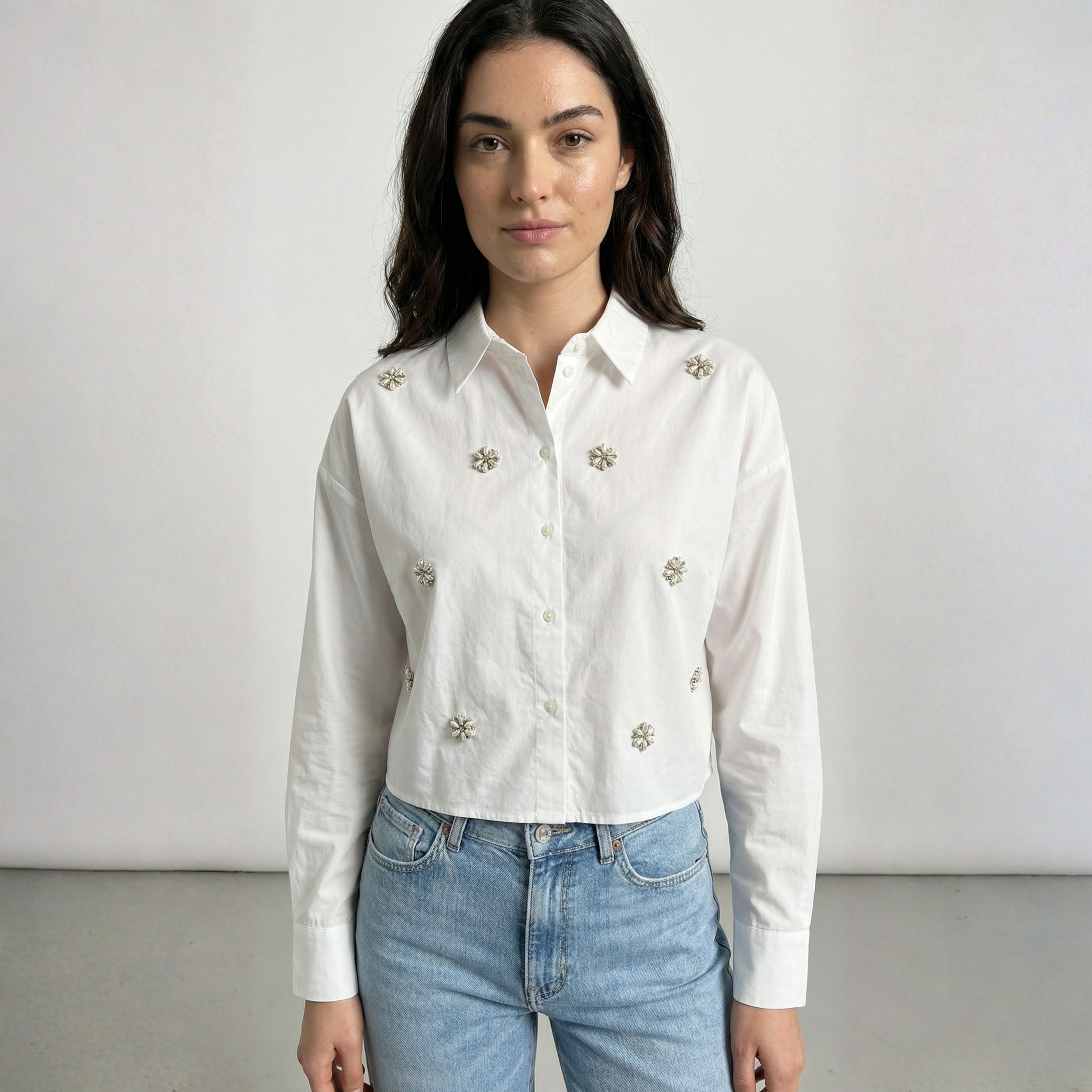 CAMICIA CROPPED CON PERLE A FIORI ONLY
